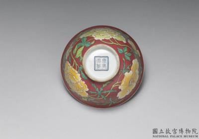 图片[3]-Bowl with floral decoration in falangcai polychrome enamels on a red ground, Qing dynasty, Kangxi reign (1662-1722)-China Archive